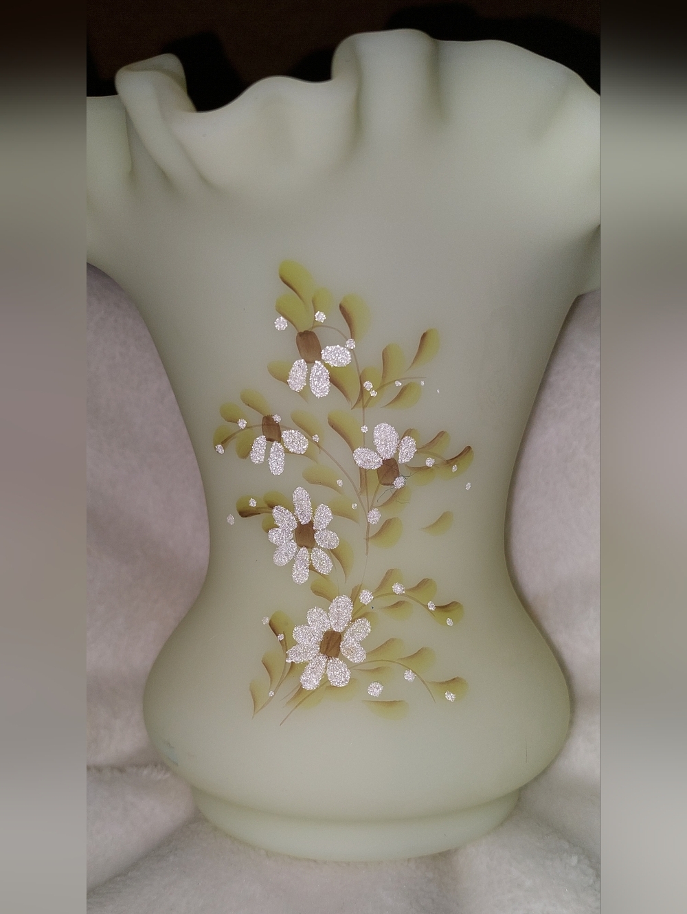 This is a Fenton Art Glass "Daisies on Custard" Ruffled Vase.EUC SMOKE FREE HOME